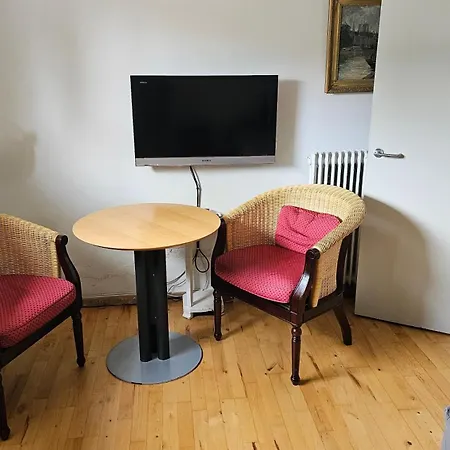 Underetage I Dronningborgvilla דירה *